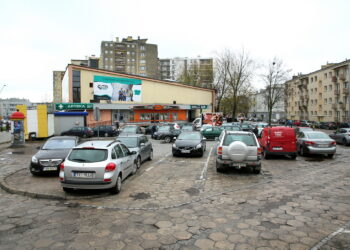 Parking przy ulicy Czarnowskiej w pobliżu dawnego kina Romantica / Marzena Mąkosa / Radio Kielce