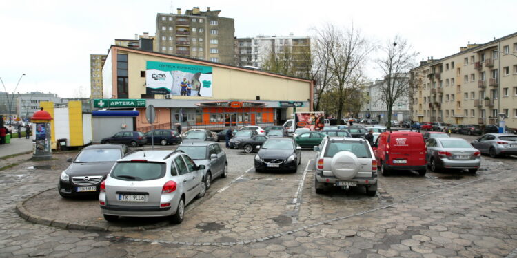 Parking przy ulicy Czarnowskiej w pobliżu dawnego kina Romantica / Marzena Mąkosa / Radio Kielce