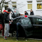 Piłkarze Korony Kielce wręczają prezenty dzieciom w Świętokrzyskim Centrum Pediatrii im. W. Buszkowskiego w ramach WSzZ w Kielcach / Marzena Mąkosa / Radio Kielce