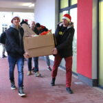 Piłkarze Korony Kielce wręczają prezenty dzieciom w Świętokrzyskim Centrum Pediatrii im. W. Buszkowskiego w ramach WSzZ w Kielcach / Marzena Mąkosa / Radio Kielce