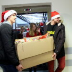 Piłkarze Korony Kielce wręczają prezenty dzieciom w Świętokrzyskim Centrum Pediatrii im. W. Buszkowskiego w ramach WSzZ w Kielcach / Marzena Mąkosa / Radio Kielce