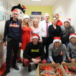 Piłkarze Korony Kielce wręczają prezenty dzieciom w Świętokrzyskim Centrum Pediatrii im. W. Buszkowskiego w ramach WSzZ w Kielcach / Marzena Mąkosa / Radio Kielce