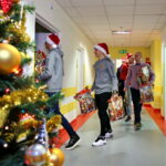 Piłkarze Korony Kielce wręczają prezenty dzieciom w Świętokrzyskim Centrum Pediatrii im. W. Buszkowskiego w ramach WSzZ w Kielcach / Marzena Mąkosa / Radio Kielce