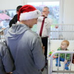 Piłkarze Korony Kielce wręczają prezenty dzieciom w Świętokrzyskim Centrum Pediatrii im. W. Buszkowskiego w ramach WSzZ w Kielcach / Marzena Mąkosa / Radio Kielce