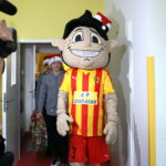 Piłkarze Korony Kielce wręczają prezenty dzieciom w Świętokrzyskim Centrum Pediatrii im. W. Buszkowskiego w ramach WSzZ w Kielcach / Marzena Mąkosa / Radio Kielce