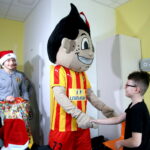Piłkarze Korony Kielce wręczają prezenty dzieciom w Świętokrzyskim Centrum Pediatrii im. W. Buszkowskiego w ramach WSzZ w Kielcach / Marzena Mąkosa / Radio Kielce