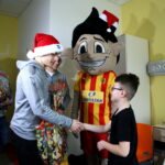 Piłkarze Korony Kielce wręczają prezenty dzieciom w Świętokrzyskim Centrum Pediatrii im. W. Buszkowskiego w ramach WSzZ w Kielcach / Marzena Mąkosa / Radio Kielce