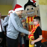 Piłkarze Korony Kielce wręczają prezenty dzieciom w Świętokrzyskim Centrum Pediatrii im. W. Buszkowskiego w ramach WSzZ w Kielcach / Marzena Mąkosa / Radio Kielce
