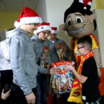 Piłkarze Korony Kielce wręczają prezenty dzieciom w Świętokrzyskim Centrum Pediatrii im. W. Buszkowskiego w ramach WSzZ w Kielcach / Marzena Mąkosa / Radio Kielce