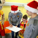 Piłkarze Korony Kielce wręczają prezenty dzieciom w Świętokrzyskim Centrum Pediatrii im. W. Buszkowskiego w ramach WSzZ w Kielcach / Marzena Mąkosa / Radio Kielce