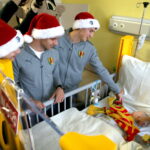 Piłkarze Korony Kielce wręczają prezenty dzieciom w Świętokrzyskim Centrum Pediatrii im. W. Buszkowskiego w ramach WSzZ w Kielcach / Marzena Mąkosa / Radio Kielce