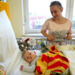 Piłkarze Korony Kielce wręczają prezenty dzieciom w Świętokrzyskim Centrum Pediatrii im. W. Buszkowskiego w ramach WSzZ w Kielcach / Marzena Mąkosa / Radio Kielce