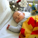 Piłkarze Korony Kielce wręczają prezenty dzieciom w Świętokrzyskim Centrum Pediatrii im. W. Buszkowskiego w ramach WSzZ w Kielcach / Marzena Mąkosa / Radio Kielce