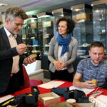 Malowanie bombek w Radio Kielce. Od lewej: senator PiS Krzysztof Słoń, Lucyna Gozdek i Robert Szumielewicz / Marzena Mąkosa / Radio Kielce