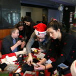 Malowanie bombek w Radio Kielce. Od lewej: Robert Szumielewicz, Daniel Lenart, Iwona Murawska, Monika Miller, Stanisław Blinstrub, Katarzyna Prędotka / Marzena Mąkosa / Radio Kielce