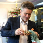 Malowanie bombek w Radio Kielce. Senator PiS Krzysztof Słoń / Marzena Mąkosa / Radio Kielce