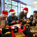 Malowanie bombek w Radio Kielce. Od lewej: Marcin Różyc, Michał Kita, Stanisław Blinstrub i senator PiS Krzysztof Słoń / Marzena Mąkosa / Radio Kielce