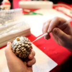 Malowanie bombek w Radio Kielce / Marzena Mąkosa / Radio Kielce