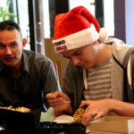 Malowanie bombek w Radio Kielce. Od lewej: Marek Orkisz i Marcin Różyc / Marzena Mąkosa / Radio Kielce