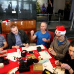 Malowanie bombek w Radio Kielce. Od lewej: Robert Szumielewicz, Daniel Lenart, Marcin Przemirski, Stanisław Blinstrub i Katarzyna Prędotka / Marzena Mąkosa / Radio Kielce