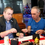 Malowanie bombek w Radio Kielce. Od lewej: Daniel Lenart i Marcin Przemirski / Marzena Mąkosa / Radio Kielce