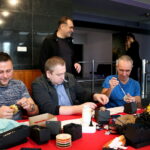 Malowanie bombek w Radio Kielce. Od lewej: Robert Szumielewicz, Daniel Lenart, prezes Radia Kielce Janusz Knap, Marcin Przemirski / Marzena Mąkosa / Radio Kielce