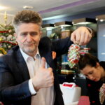 Malowanie bombek w Radio Kielce. Senator PiS Krzysztof Słoń i Katarzyna Prędotka / Marzena Mąkosa / Radio Kielce