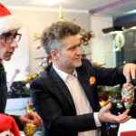 Malowanie bombek w Radio Kielce. Od lewej: Michał Kita i senator PiS Krzysztof Słoń / Marzena Mąkosa / Radio Kielce