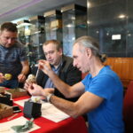 Malowanie bombek w Radio Kielce. Od lewej: Robert Szumielewicz, Daniel Lenart, Marcin Przemirski / Marzena Mąkosa / Radio Kielce