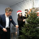 Malowanie bombek w Radio Kielce. Senator PiS Krzysztof Słoń i Monika Miller / Marzena Mąkosa / Radio Kielce