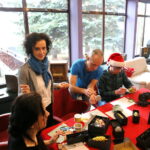 Malowanie bombek w Radio Kielce. Od lewej: Magdalena Sitek, Lucyna Gozdek, Marcin Przemirski, Michał Kita / Marzena Mąkosa / Radio Kielce