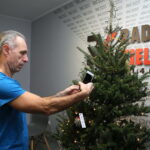 Malowanie bombek w Radio Kielce. Marcin Przemirski / Marzena Mąkosa / Radio Kielce