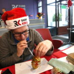 Malowanie bombek w Radio Kielce. Stanisław Blinstrub / Marzena Mąkosa / Radio Kielce