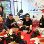 Malowanie bombek w Radio Kielce. Od lewej: Rafał Szymczyk, Lucyna Gozdek, Jakub Rożek, Magdalena Sitek, Monika Miller / Marzena Mąkosa / Radio Kielce