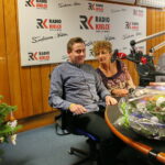 „Choinka pod choinkę”. Damian Zegadło - Diecezjalne Centrum Wolontariatu w Kielcach i Magdalena Kowalska - przedstawicielka wolontariatu przy MOPR Kielce / Marzena Mąkosa / Radio Kielce