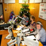 „Choinka pod choinkę”. Iwona Murawska - Radio Kielce, Damian Zegadło - Diecezjalne Centrum Wolontariatu w Kielcach i Magdalena Kowalska - przedstawicielka wolontariatu przy MOPR Kielce, Paweł Solarz - Radio Kielce / Marzena Mąkosa / Radio Kielce