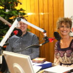 „Choinka pod choinkę”. Damian Zegadło - Diecezjalne Centrum Wolontariatu w Kielcach i Magdalena Kowalska - przedstawicielka wolontariatu przy MOPR Kielce / Marzena Mąkosa / Radio Kielce