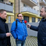 Spór mieszkańców Ślichowic z zarządem Kieleckiego Towarzystwa Budownictwa Społecznego. Na zdjęciu: Paweł Piłat, Michał Lutwin oraz Daniel Lenart / Marzena Mąkosa / Radio Kielce