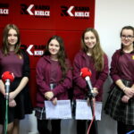 Choinka pod choinkę. Na zdjęciu: Marlena Grzesik, Patrycja Borecka, Katarzyna Mokrzycka, Weronika Kamuda / Marzena Mąkosa / Radio Kielce