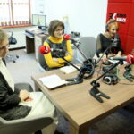 Choinka pod choinkę. Na zdjęciu: siostra Wioletta, siostra Grażyna i Grażyna  Szlęzak - Wójcik / Marzena Mąkosa / Radio Kielce