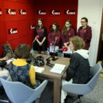 Choinka pod choinkę. Grażyna Szlęzak - Wójcik, siostra Grażyna, siostra Wioletta, Marlena Grzesik, Patrycja Borecka, Katarzyna Mokrzycka, Weronika Kamuda oraz Jacek Kruk / Marzena Mąkosa / Radio Kielce