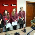 Choinka pod choinkę. Na zdjęciu: Marlena Grzesik, Patrycja Borecka, Katarzyna Mokrzycka, Weronika Kamuda oraz Jacek Kruk / Marzena Mąkosa / Radio Kielce