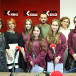 Choinka pod choinkę. Na zdjeciu: siostra Grażyna, Grażyna Szlęzak - Wójcik, Marlena Grzesik, Patrycja Borecka, Jacek Kruk, Katarzyna Mokrzycka, siostra Wioletta oraz Weronika Kamuda / Marzena Mąkosa / Radio Kielce