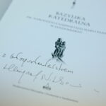 Podpis z błogosławieństwem od Biskupa Ordynariusza ks. Krzysztofa Nitkiewicza znajdujący się w albumie "Bazylika Katedralna w Sandomierzu" / Marzena Mąkosa / Radio Kielce