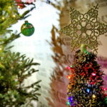 "Choinka pod Choinkę". Prezent dołączony do licytowanego drzewka. / Marzena Mąkosa / Radio Kielce