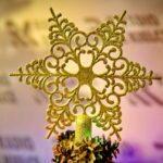 "Choinka pod Choinkę". Prezent dołączony do licytowanego drzewka. / Marzena Mąkosa / Radio Kielce