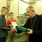 III Diecezjalny Konkurs na Świętokrzyską Szopkę Bożonarodzeniową. Biskup Jan Piotrowski wręcza nagrody dzieciom / Marzena Mąkosa / Radio Kielce