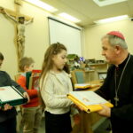 III Diecezjalny Konkurs na Świętokrzyską Szopkę Bożonarodzeniową. Biskup Jan Piotrowski wręcza nagrody dzieciom / Marzena Mąkosa / Radio Kielce