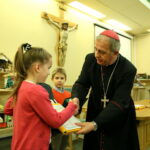 III Diecezjalny Konkurs na Świętokrzyską Szopkę Bożonarodzeniową. Biskup Jan Piotrowski wręcza nagrody dzieciom / Marzena Mąkosa / Radio Kielce