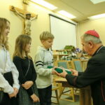 III Diecezjalny Konkurs na Świętokrzyską Szopkę Bożonarodzeniową. Biskup Jan Piotrowski wręcza nagrody dzieciom / Marzena Mąkosa / Radio Kielce